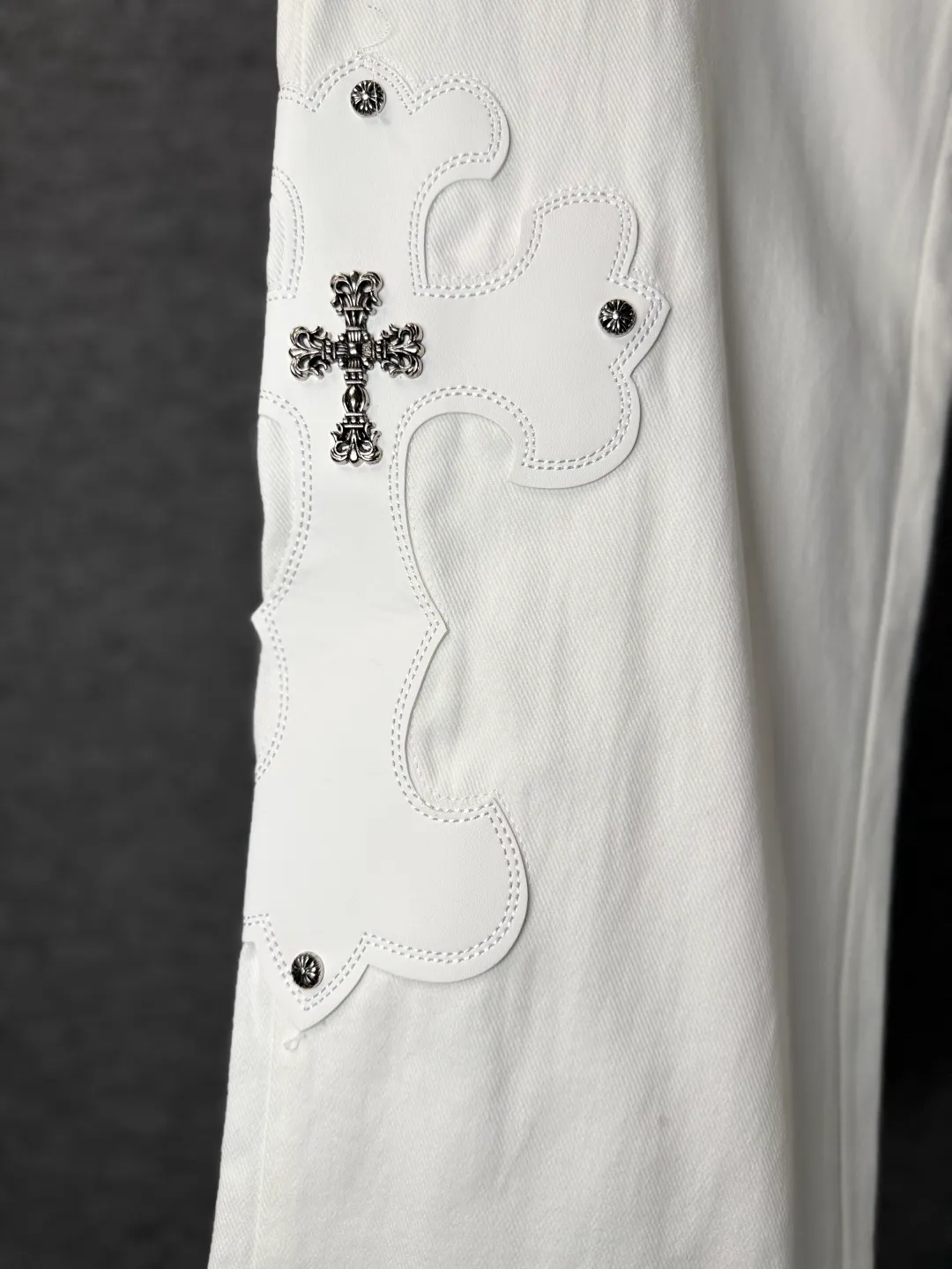 P280 💰 (Top version) Chrome Hearts White Bull King Metal Cross White Leather Heavy Industry Jeans Chrome Hearts is a brand that has always been famous for its high-end and design. The quality of these pants is unparalleled, and a pair is often hard to find at counters. It uses top-notch heavy-duty washing technology, the calf leather laser-cut cross is particularly exquisite, and the aged silver hardware adds a sense of retro and luxury. White denim fabric, paired with a cross leather design, is fashionable and individual. The straight version is also particularly slim. The style is the same for men and women, so whoever wears it will look better! The matching suggestions are as follows: Cool street style: Pair the upper body with a black short crop top, a black leather jacket, and black Martin boots. Wear a silver necklace and ring from Crowe and walk on the street to feel cool. Casual fashion style: wear a simple white cotton T-shirt inside, a loose denim jacket outside, and white sneakers. Overall casual and comfortable, suitable for daily travel and shopping. High-end outfit: Pair it with a black silk-textured shirt, tuck it into pants, and put on a pair of black leather shoes. Wear a black suit jacket to instantly enhance your temperament, and you can attend some formal occasions without any pressure. Color: White Ox King Size: 28-30-32-34 (corresponds to S-M-L-XL)